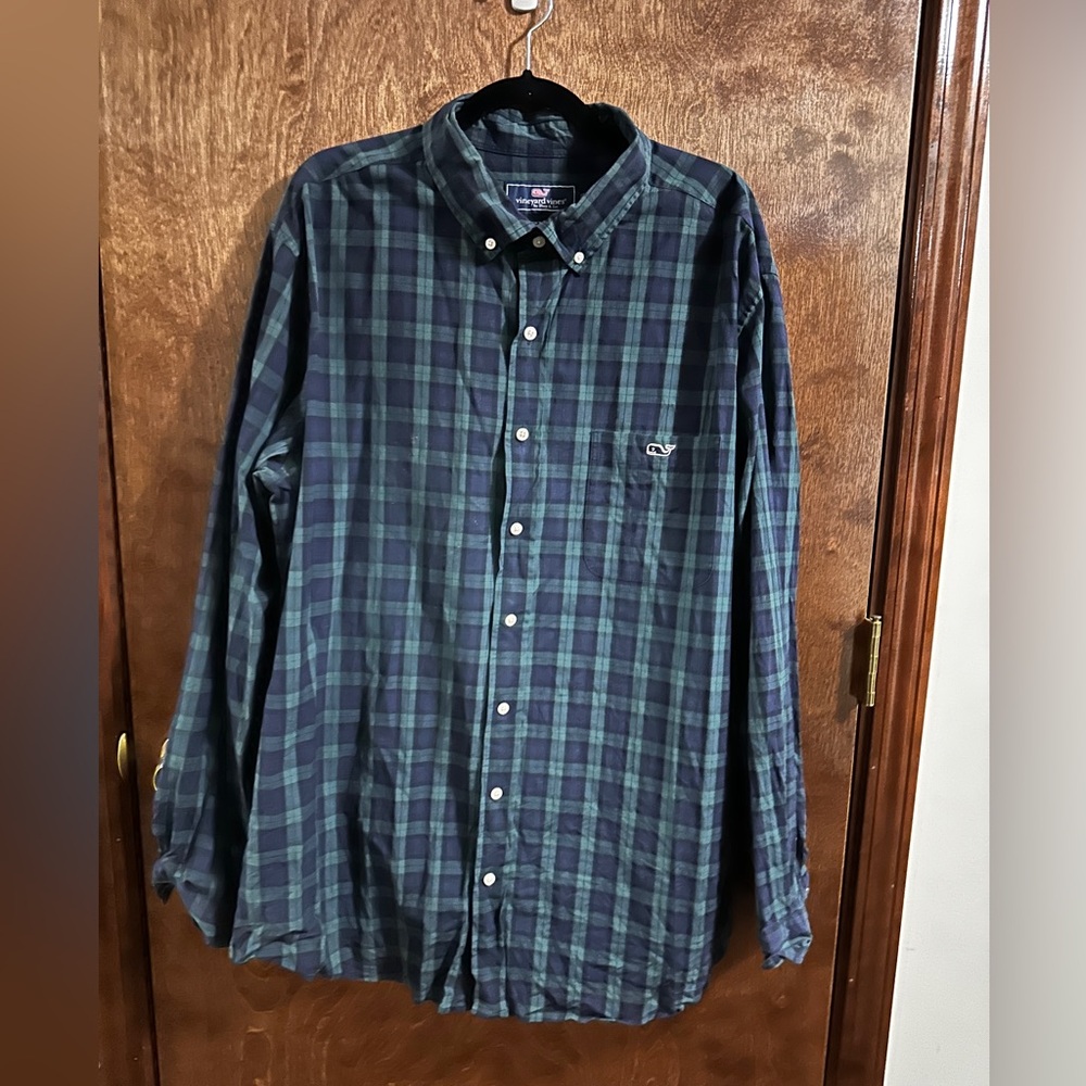 Button down vineyard vines shirt. Barely worn